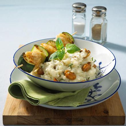 Fisch-Zucchini-Spieße auf Pilzrisotto Rezept Fisch-Zucchini-Spieße auf Pilzrisotto Rezept