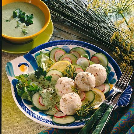 Fischbällchen auf Salat Rezept