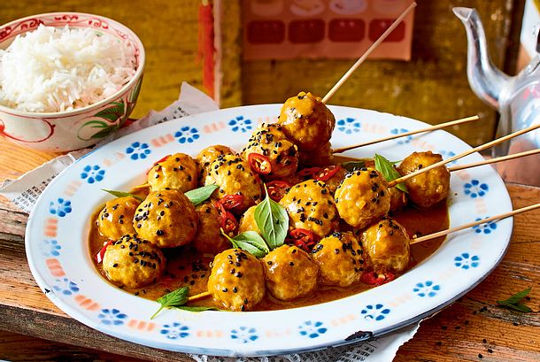 Fischbällchenspieße mit Curry-Kokos-Soße Rezept Fischbällchenspieße mit Curry-Kokos-Soße Rezept