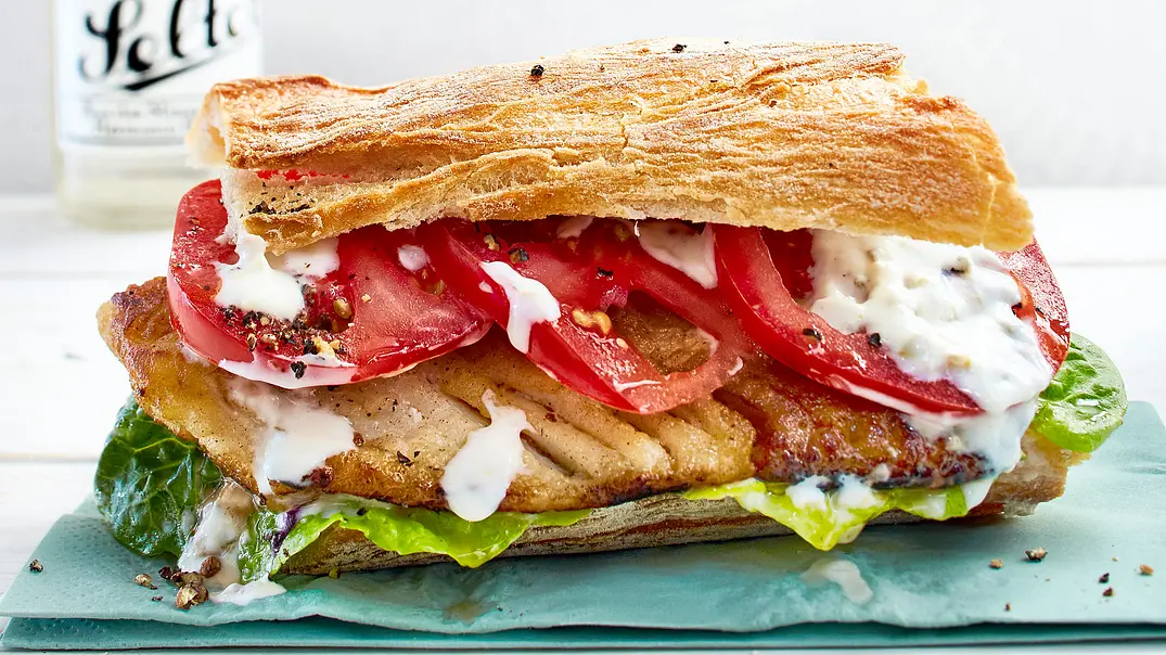 Fischburger Caesar-Style Rezept - Foto: LECKER @ Bauer Media Group Fischburger Caesar-Style Rezept - Foto: LECKER @ Bauer Media Group