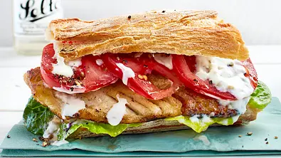 Fischburger Caesar-Style Rezept - Foto: LECKER @ Bauer Media Group
