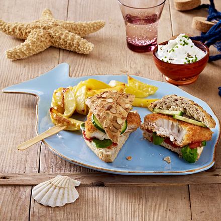 Fischburger mit Kartoffelecken und Quarkdip Rezept