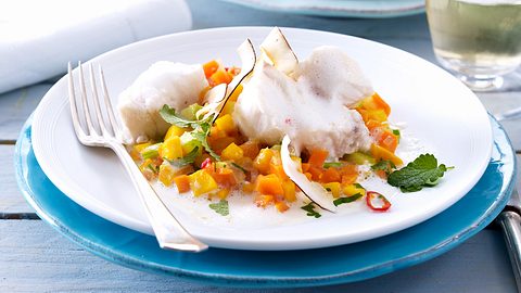 Fischfilet auf Möhren-Mango-Confit mit Kokosschaumsoße Rezept - Foto: House of Food / Bauer Food Experts KG
