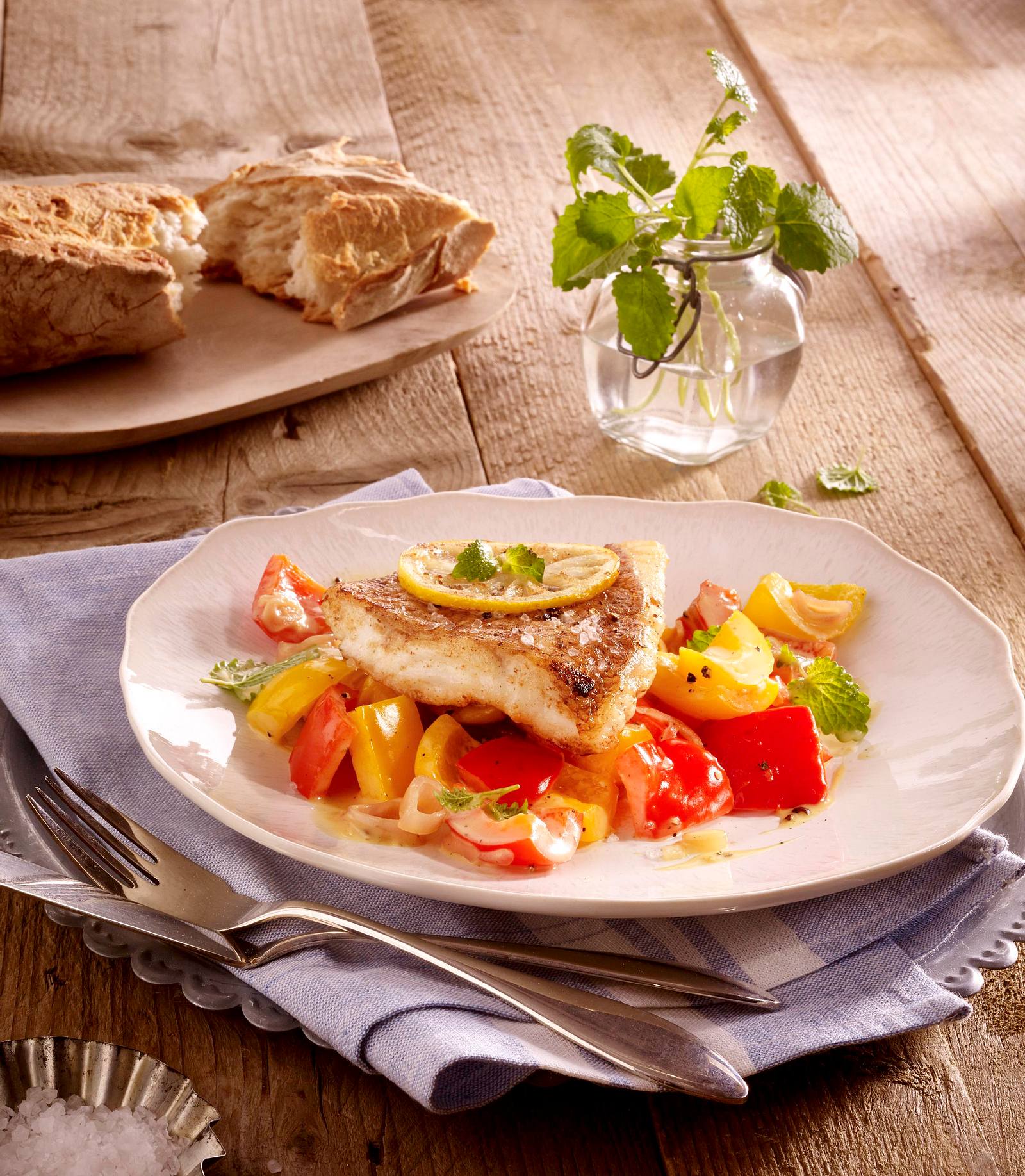 Fischfilet auf Paprikagemüse Rezept | LECKER