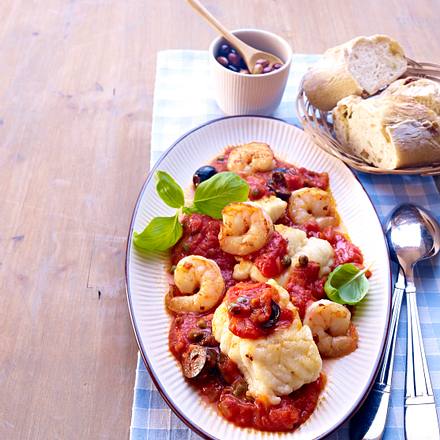 Fischfilet auf Tomatensoße mit Oliven Rezept Fischfilet auf Tomatensoße mit Oliven Rezept