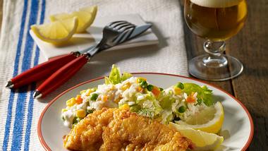 Fischfilet im Backteig mit buntem Reissalat Rezept - Foto: House of Food / Bauer Food Experts KG