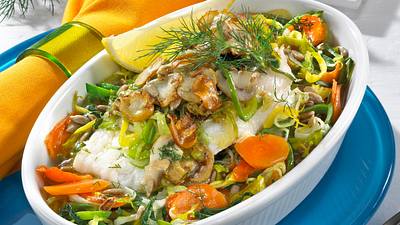 Fischfilet im Gemüsebett mit Porree-Champignon-Haube Rezept - Foto: Först, Thomas