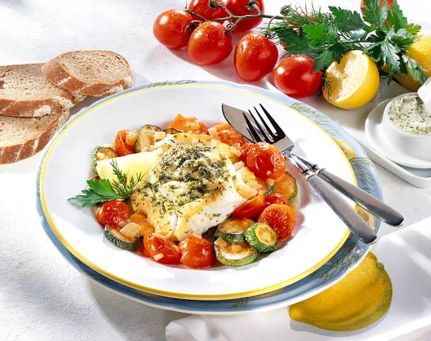 Fischfilet in Kräuterbutter auf Zucchini-Tomaten-Gemüse Rezept Fischfilet in Kräuterbutter auf Zucchini-Tomaten-Gemüse Rezept