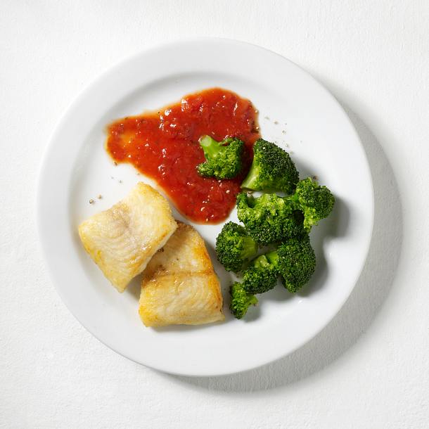 Fischfilet mit Broccoli und Tomatensoße Rezept Fischfilet mit Broccoli und Tomatensoße Rezept