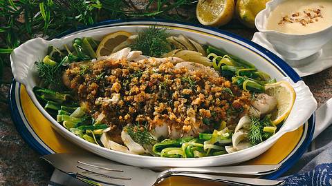 Fischfilet mit Bröselkruste auf Gemüsebett Rezept - Foto: Neckermann