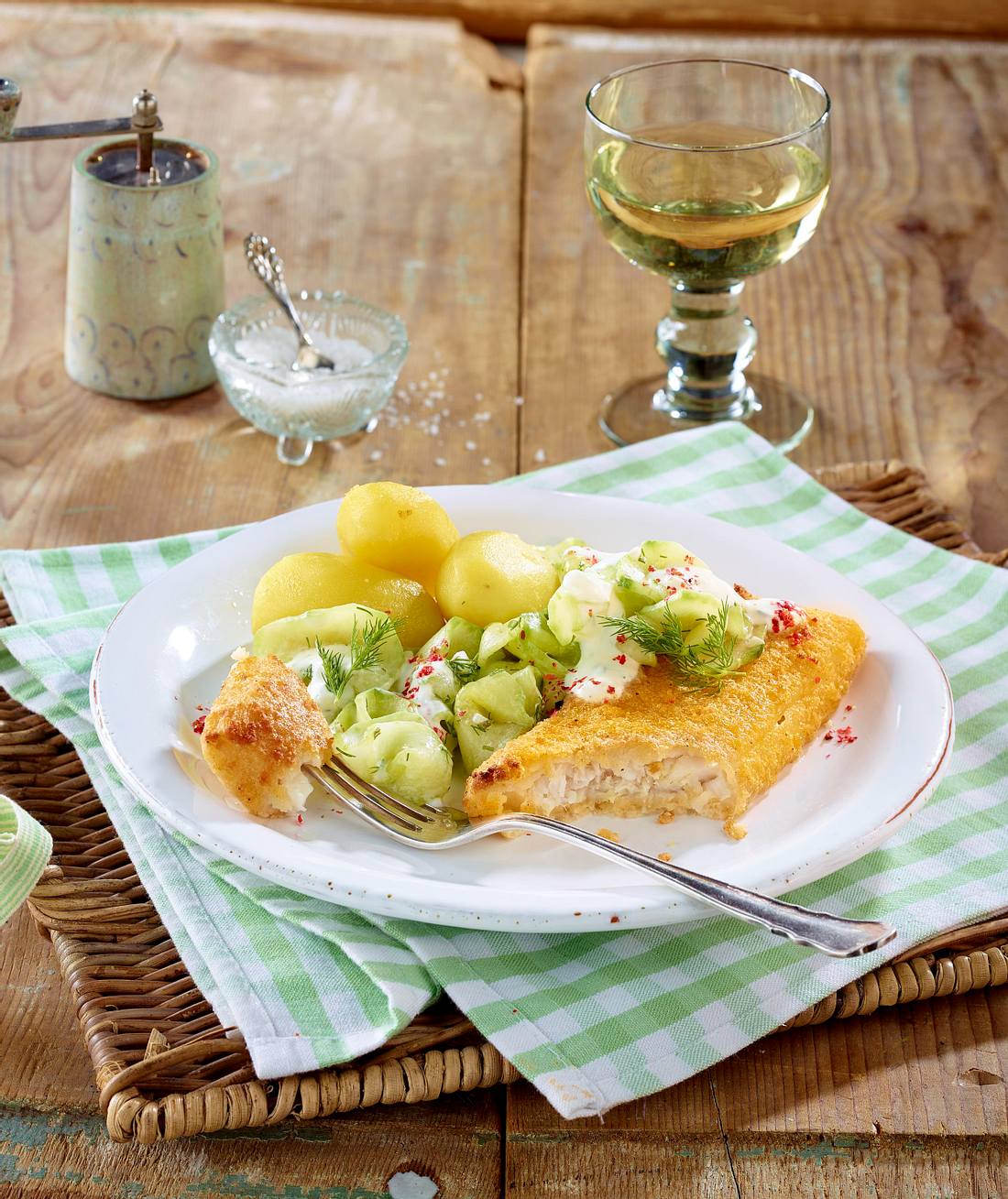 Fischfilet mit Gurkensalat und Pellkartoffeln Rezept | LECKER