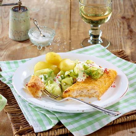 Fischfilet mit Gurkensalat und Pellkartoffeln Rezept Fischfilet mit Gurkensalat und Pellkartoffeln Rezept