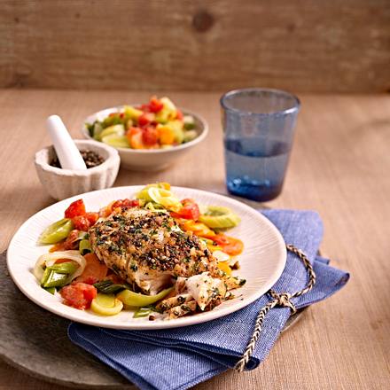 Fischfilet mit Pfefferkruste auf Gemüse Rezept Fischfilet mit Pfefferkruste auf Gemüse Rezept