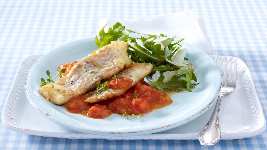 Fischfilet mit Tomatensoße und Raukesalat (Trennkost Eiweißgericht) Rezept - Foto: House of Food / Bauer Food Experts KG