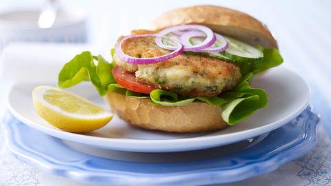 Fischfrikadelle im Brötchen Rezept - Foto: House of Food / Bauer Food Experts KG