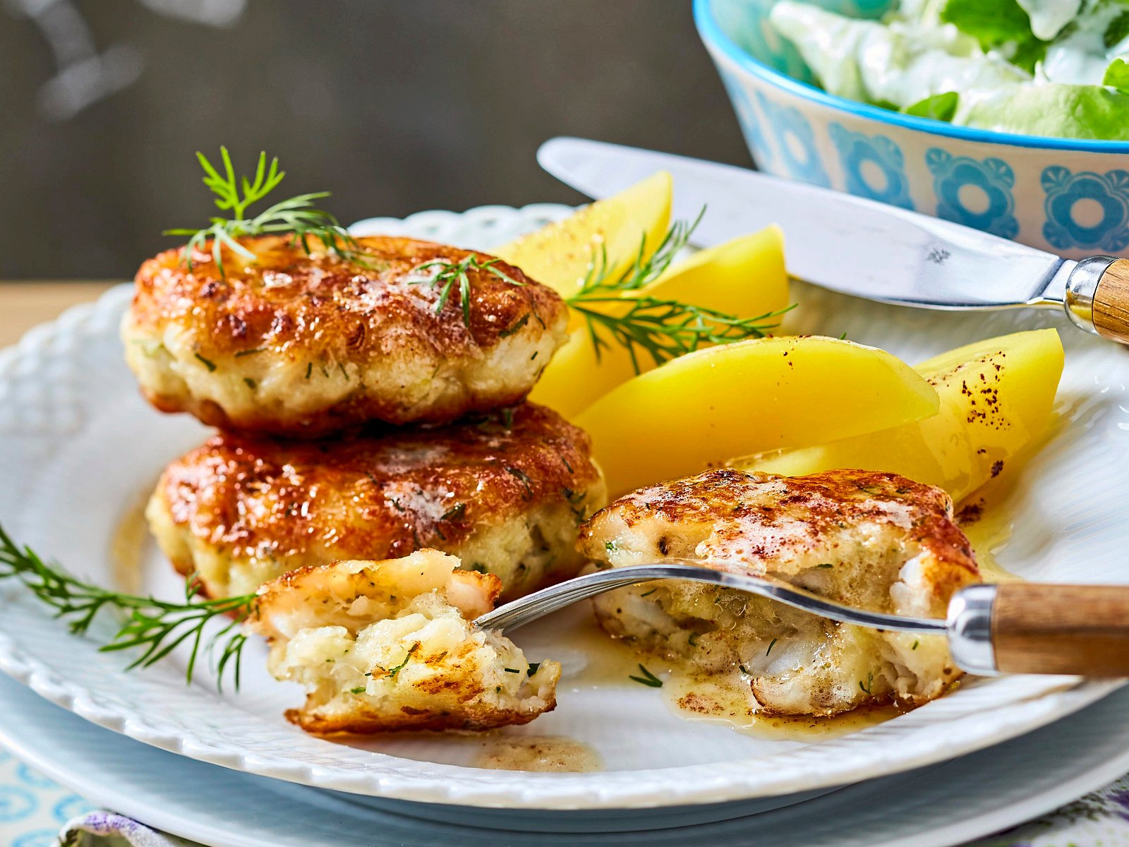 Isländische Fischfrikadellen mit Kartoffeln und Salat Rezept | LECKER