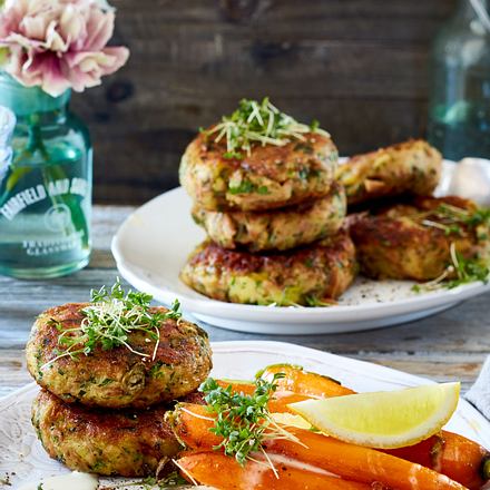 Fischfrikadellen mit Zitronenbéchamel und Möhren Rezept