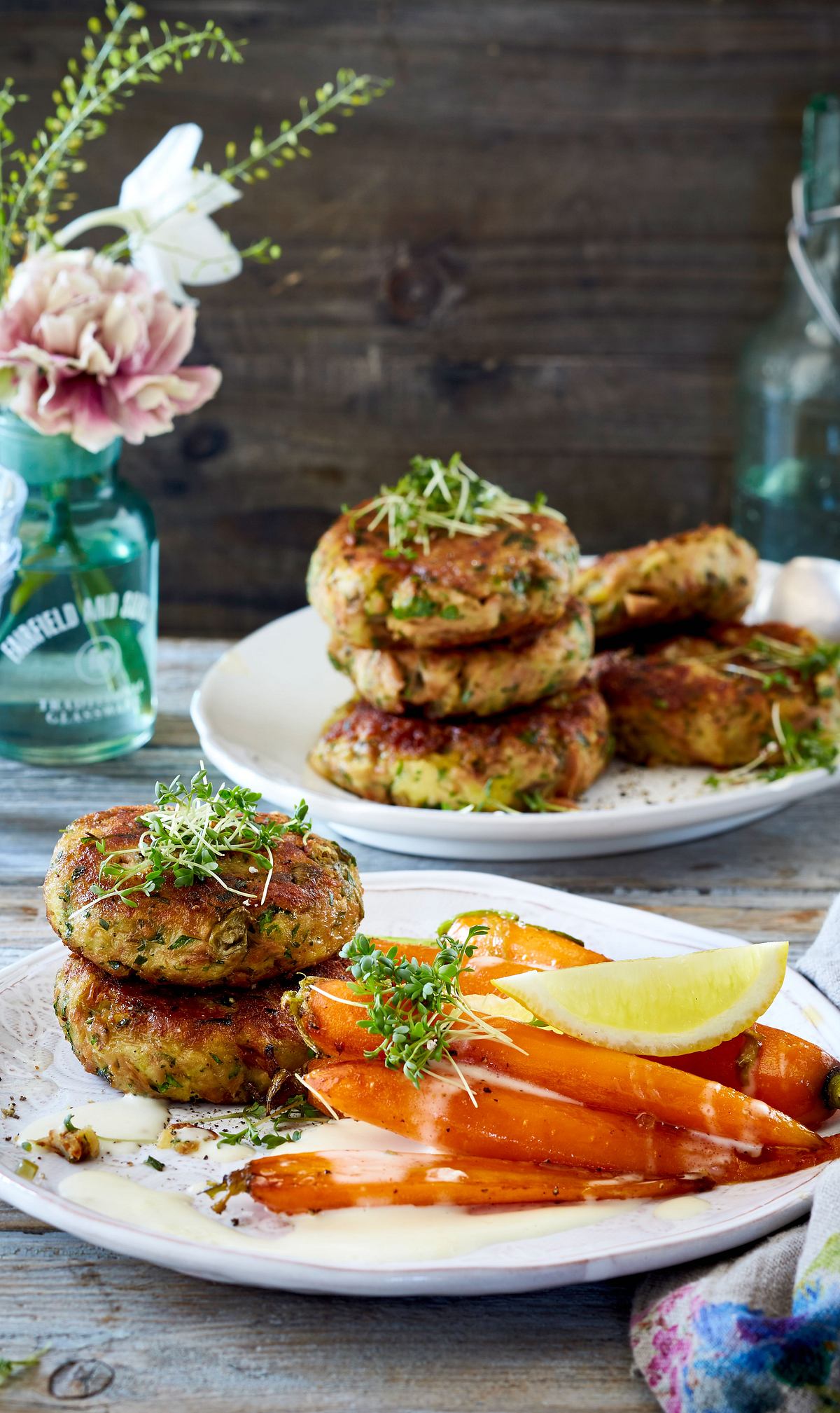 Fischfrikadellen mit Zitronenbéchamel und Möhren Rezept