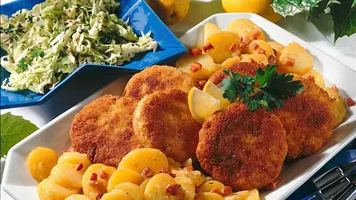 Fischfrikadellen mit zweierlei Salat Rezept - Foto: LECKER @ Bauer Media Group