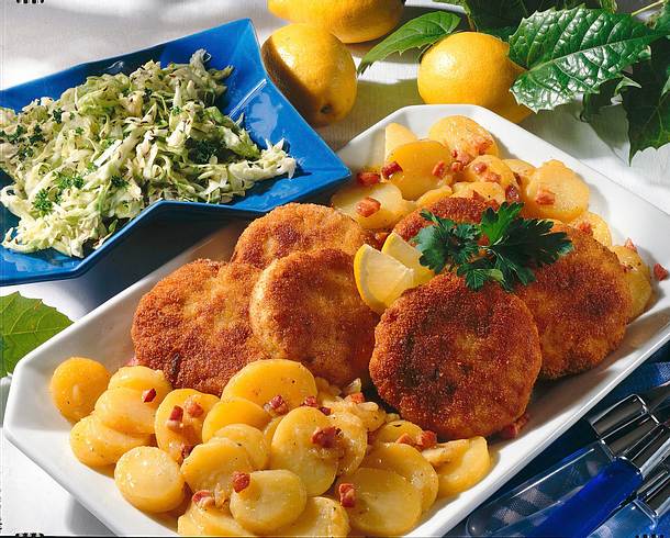 Fischfrikadellen mit zweierlei Salat Rezept Fischfrikadellen mit zweierlei Salat Rezept
