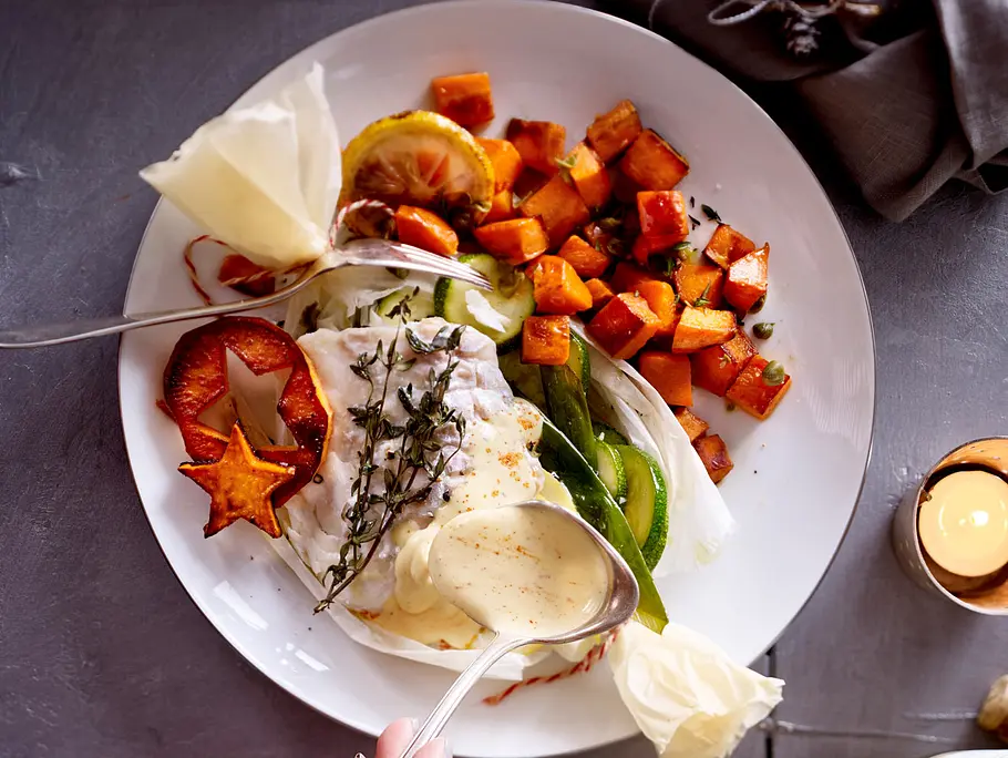 Weihnachtsessen: Feine Fischpäckchen mit gebratenen Süßkartoffeln