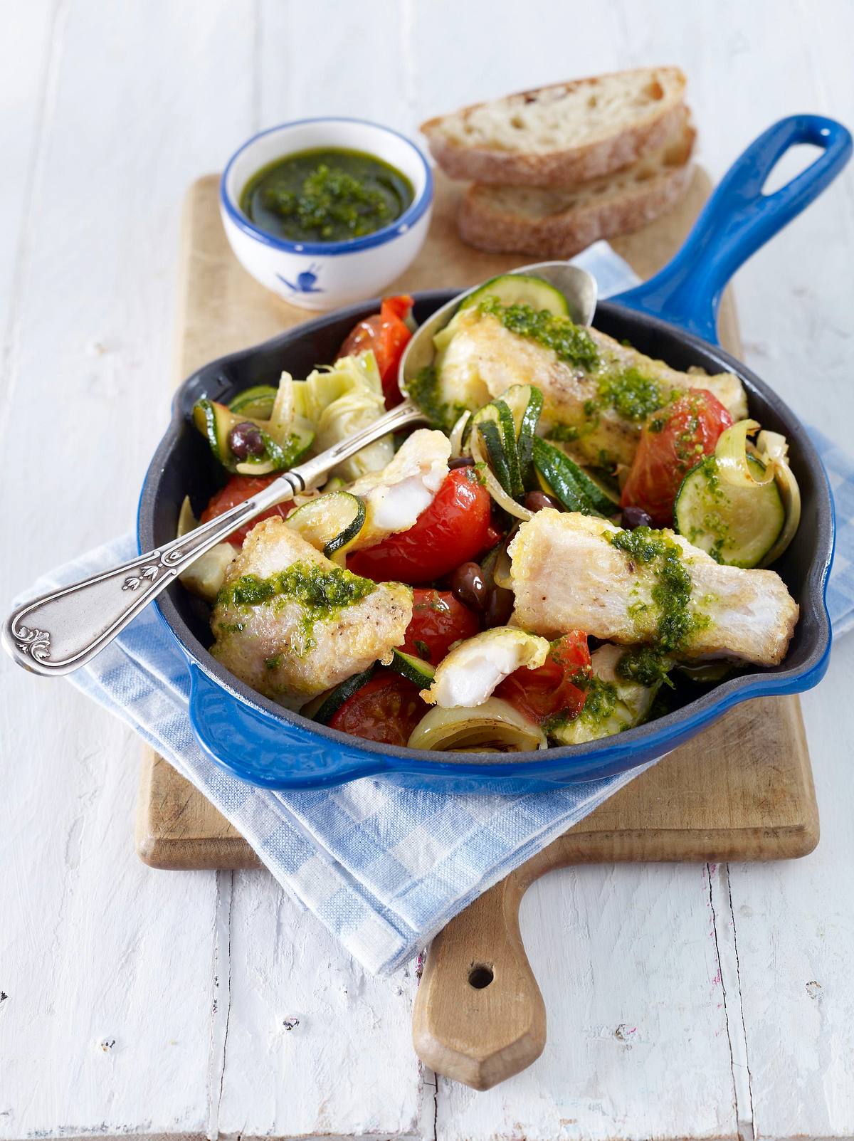 Fischpfanne mit Artischockenherzen, Oliven, Tomaten, Zucchini und Pesto Rezept