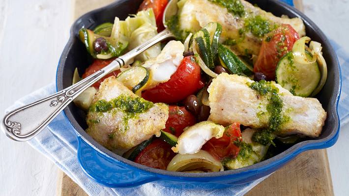 Fischpfanne mit Artischockenherzen, Oliven, Tomaten, Zucchini und Pesto Rezept - Foto: House of Food / Bauer Food Experts KG