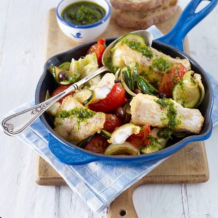 Fischpfanne mit Artischockenherzen, Oliven, Tomaten, Zucchini und Pesto Rezept