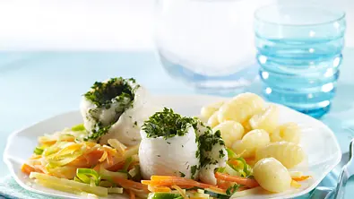 Fischröllchen auf Juliennegemüse Rezept - Foto: LECKER @ Bauer Media Group