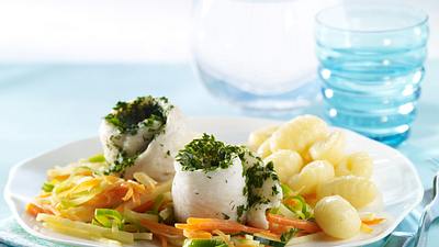 Fischröllchen auf Juliennegemüse Rezept - Foto: House of Food / Bauer Food Experts KG