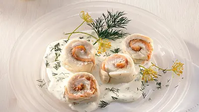 Fischröllchen mit Schmandsoße Rezept - Foto: LECKER @ Bauer Media Group