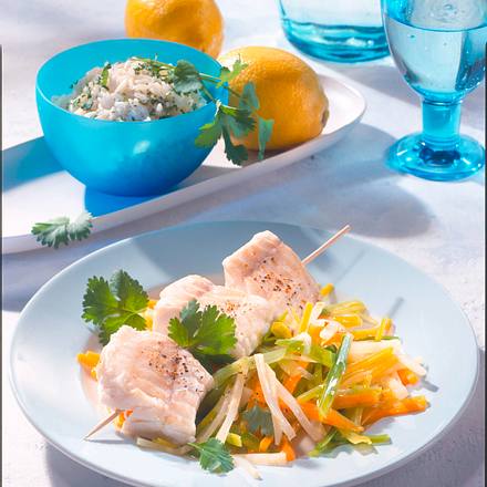 Fischspieß auf Bouillon-Gemüse Rezept Fischspieß auf Bouillon-Gemüse Rezept