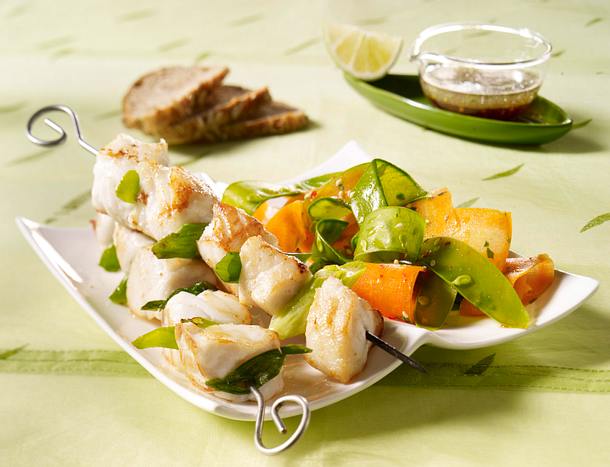 Fischspieß mit Zuckerschoten-Möhren-Salat und Ingwer-Vinaigrette Rezept Fischspieß mit Zuckerschoten-Möhren-Salat und Ingwer-Vinaigrette Rezept