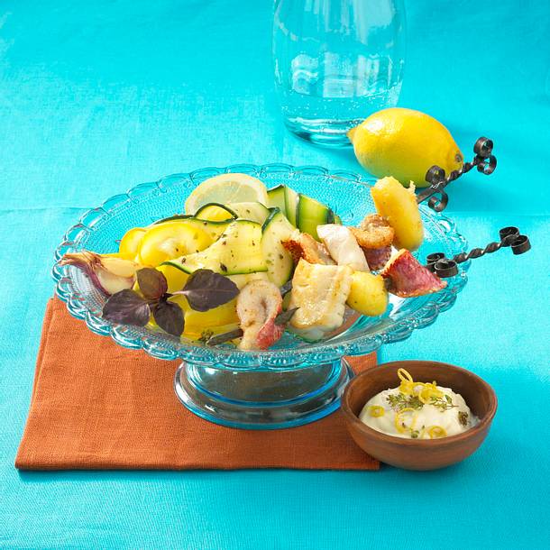 Fischspieße auf Zucchinisalat Rezept