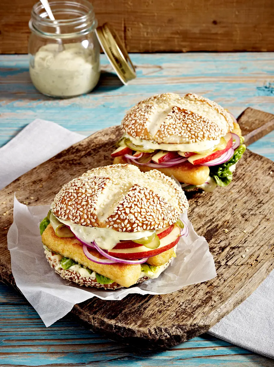 Fischstäbchen-Burger mit Äpfeln, Gewürzgurken und roten Zwiebeln Rezept Fischstäbchen-Burger mit Äpfeln, Gewürzgurken und roten Zwiebeln Rezept