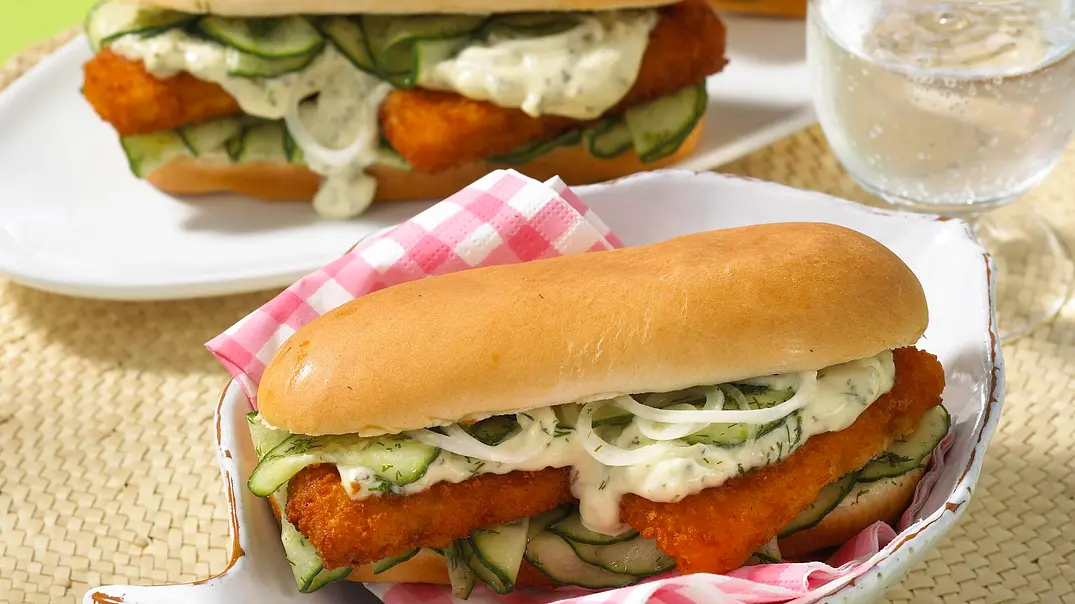 Fischstäbchen Hot Dog Rezept - Foto: LECKER @ Bauer Media Group Fischstäbchen Hot Dog Rezept - Foto: LECKER @ Bauer Media Group