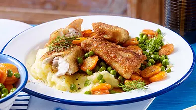 Fischstäbchen mit Erbsen-Möhren-Gemüse Rezept - Foto: LECKER @ Bauer Media Group