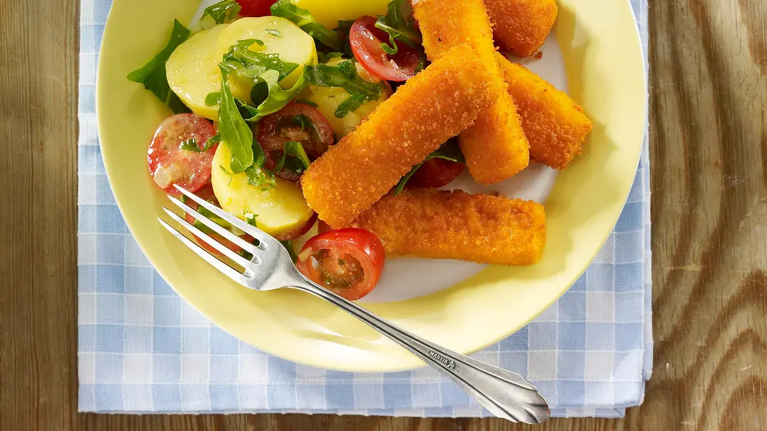 Fischstäbchen mit Kartoffelsalat Rezept - Foto: LECKER @ Bauer Media Group Fischstäbchen mit Kartoffelsalat Rezept - Foto: LECKER @ Bauer Media Group