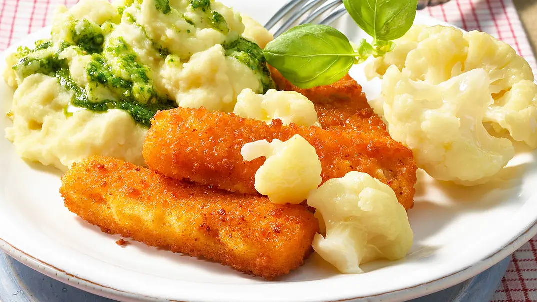Fischstäbchen mit Pesto-Püree Rezept - Foto: LECKER @ Bauer Media Group Fischstäbchen mit Pesto-Püree Rezept - Foto: LECKER @ Bauer Media Group