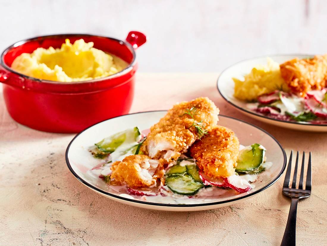 Fischstäbchen mit Zitronenpüree und Gurken-Radieschen-Salat Rezept Fischstäbchen mit Zitronenpüree und Gurken-Radieschen-Salat Rezept