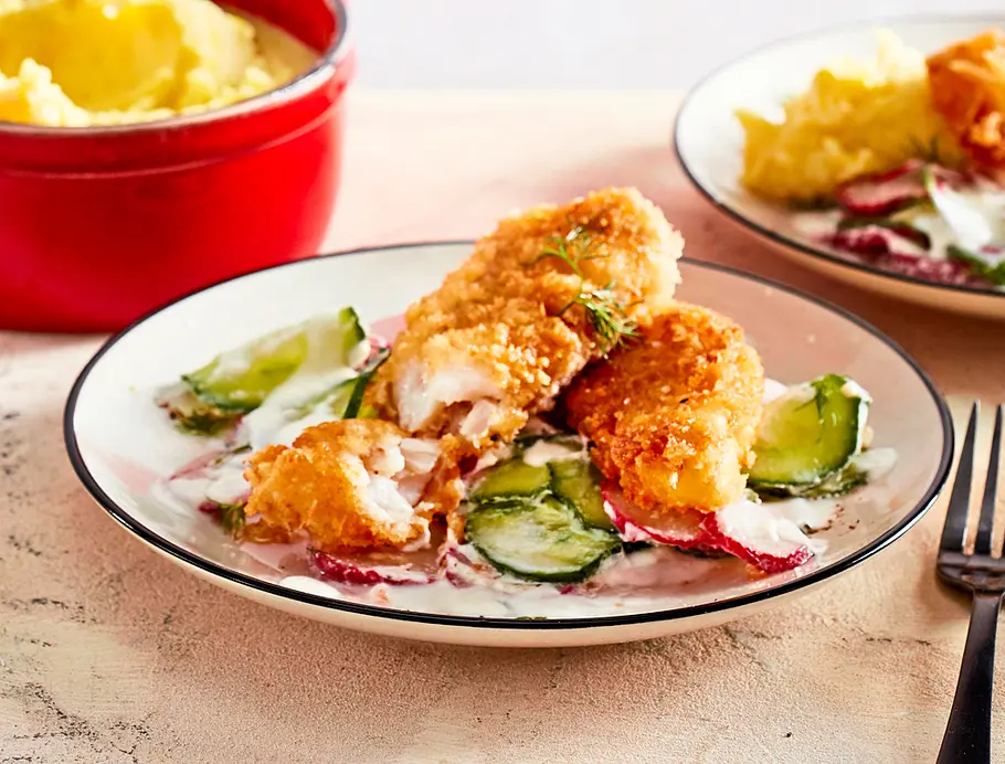 Fischstäbchen mit Zitronenpüree und Gurken-Radieschen-Salat Rezept