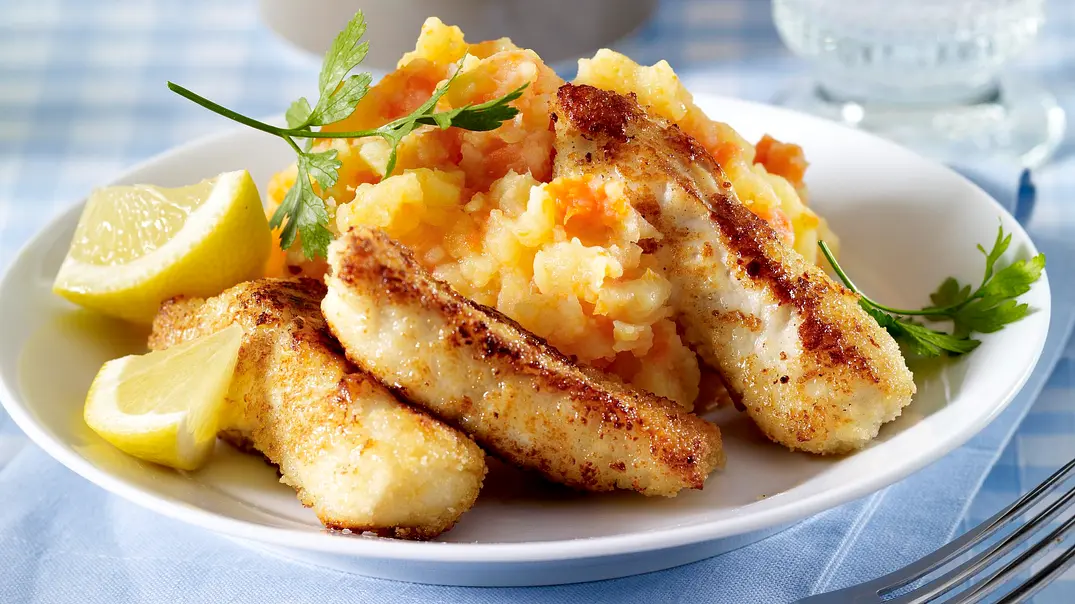 Fischstäbchen XXL vom Backblech zu Kartoffel-Möhren-Püree Rezept - Foto: LECKER @ Bauer Media Group Fischstäbchen XXL vom Backblech zu Kartoffel-Möhren-Püree Rezept - Foto: LECKER @ Bauer Media Group