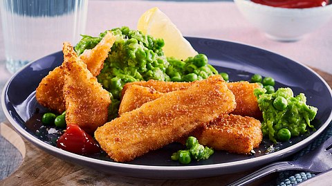 Fischstäbchen mit Erbsenstampf - Foto: House of Food / Bauer Food Experts KG