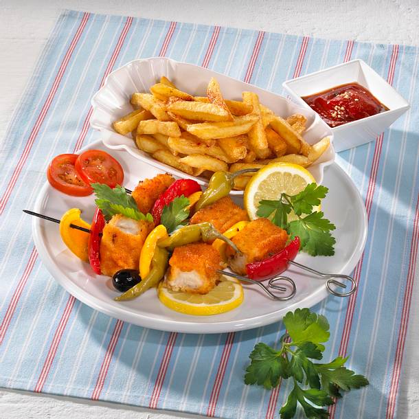 Fischstäbchen-Schaschlik mit Pommes Rezept Fischstäbchen-Schaschlik mit Pommes Rezept
