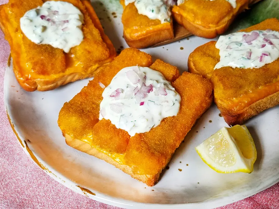 Fischstäbchen-Toast Rezept Toast mit Käse und Fischstäbchen gebacken, gekrönt von Remoulade.