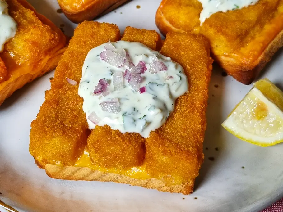 Fischstäbchen-Toast Rezept Toast mit Käse und Fischstäbchen gebacken, gekrönt von Remoulade.