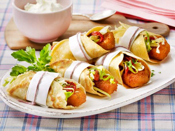 Fischstäbchen-Wrap mit Krautsalat Rezept Fischstäbchen-Wrap mit Krautsalat Rezept