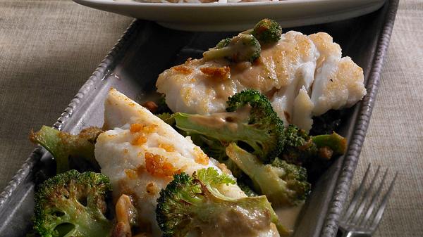 Fischstücke mit Broccoli in Erdnusssoße Rezept - Foto: House of Food / Bauer Food Experts KG