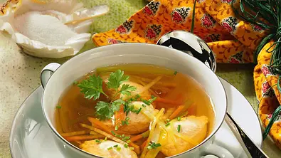 Fischsuppe mit Lachsklößchen Rezept - Foto: LECKER @ Bauer Media Group