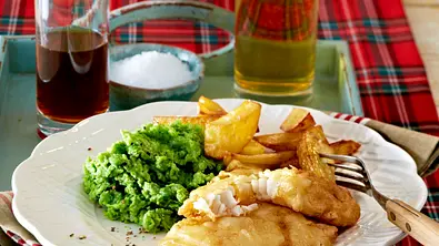 Fish and Chips mit gestampften Erbsen Rezept - Foto: LECKER @ Bauer Media Group